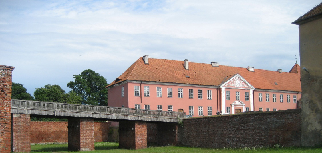 Widok od strony suchej fosy